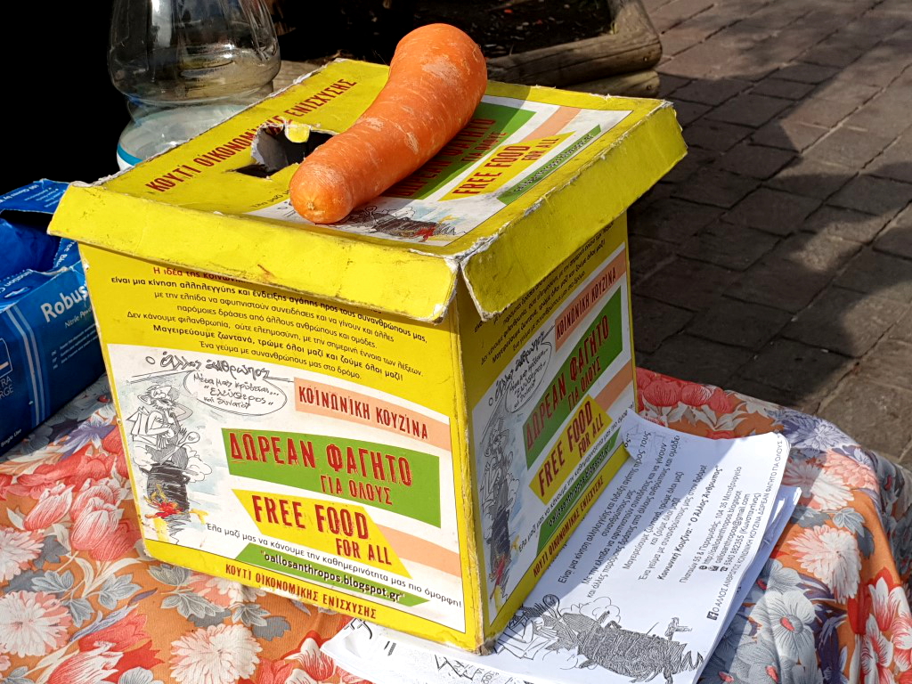 Spendenbox bei der Essensausgabe auf der Straße